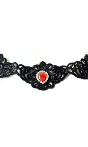 Spitzen-Halsschmuck mit roter Brosche
